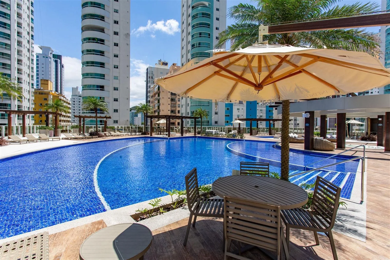 Infinity Coast: Luxury Apartment with Panoramic Views in Barra Norte