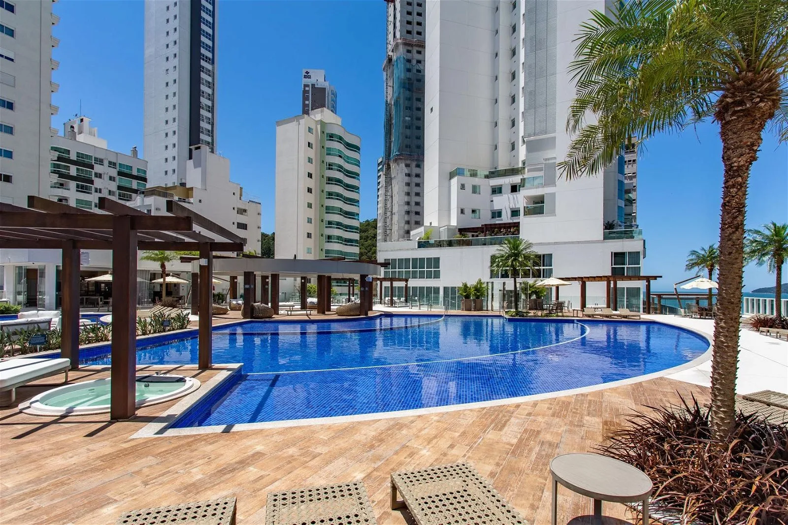 Infinity Coast: Luxury Apartment with Panoramic Views in Barra Norte