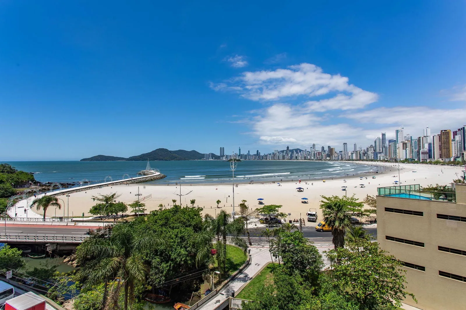 Infinity Coast: Luxury Apartment with Panoramic Views in Barra Norte