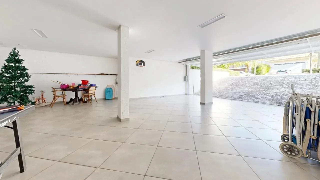 Jurere Internacional: Ultra-Luxury Residence with Pool and Income Potential