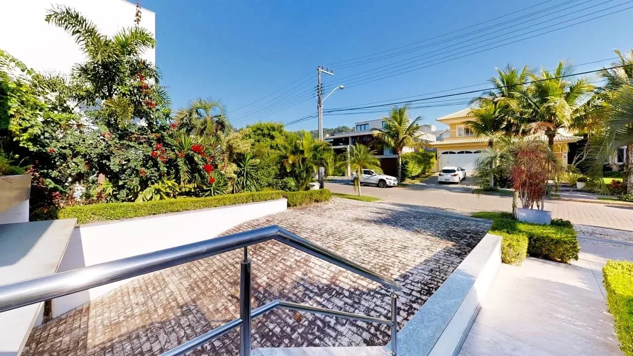 Jurere Internacional: Ultra-Luxury Residence with Pool and Income Potential