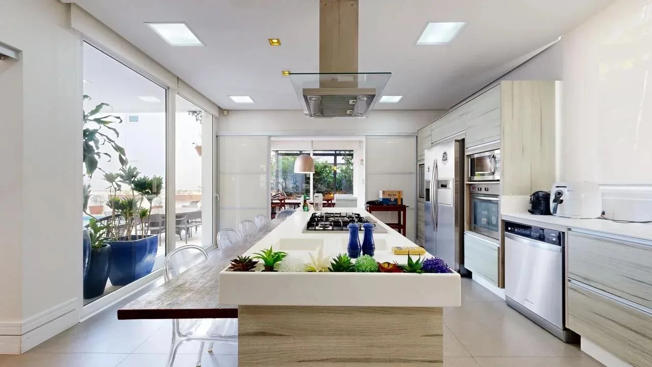 Jurere Internacional: Ultra-Luxury Residence with Pool and Income Potential