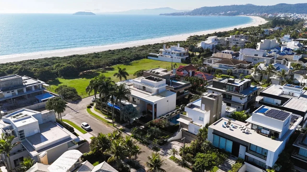 Jurere Internacional: Ultra-Luxury Residence with Pool and Income Potential