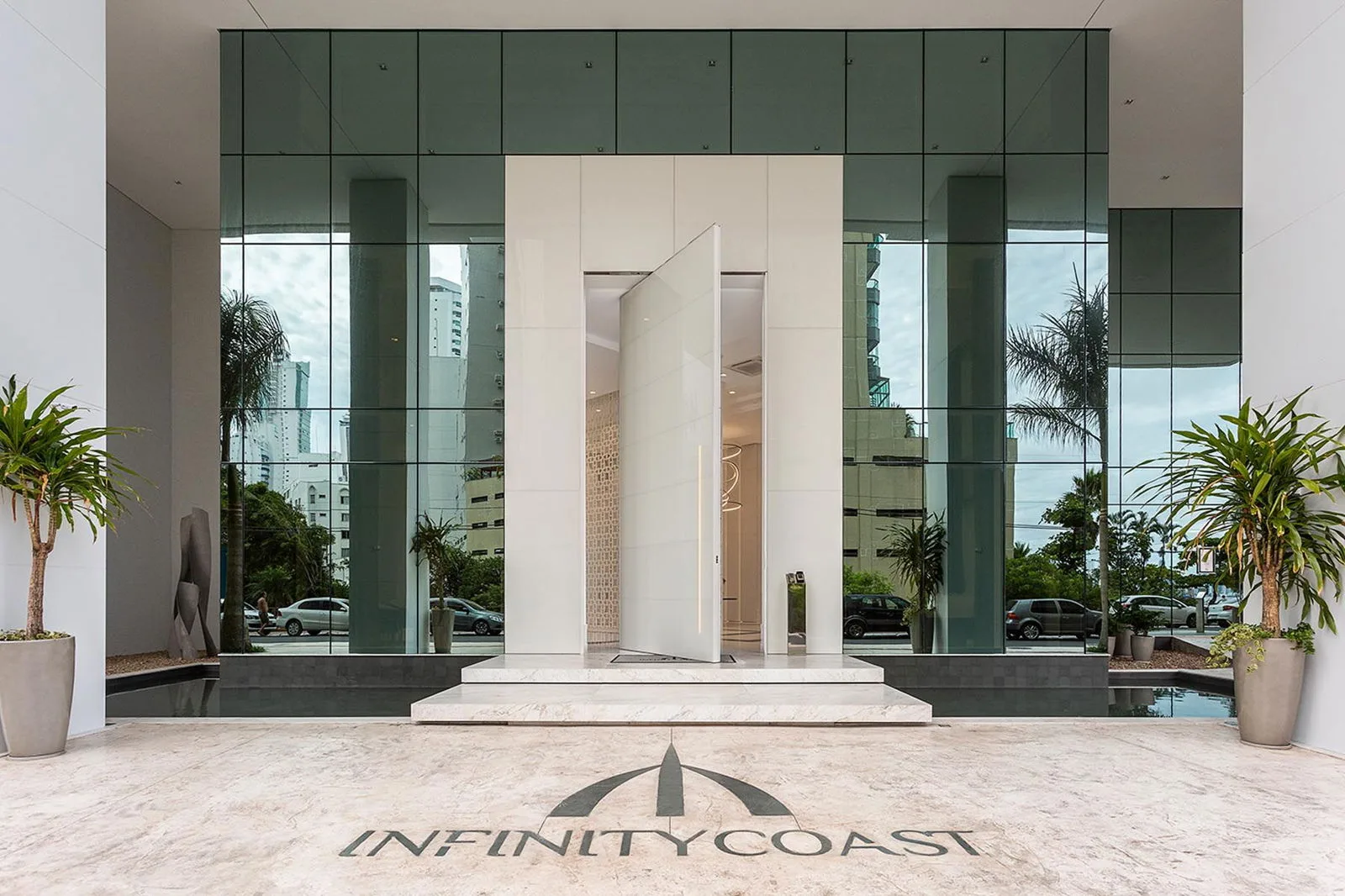 Infinity Coast: Luxury Apartment with Panoramic Views in Barra Norte
