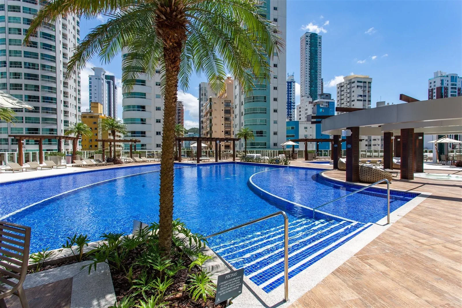Infinity Coast: Luxury Apartment with Panoramic Views in Barra Norte