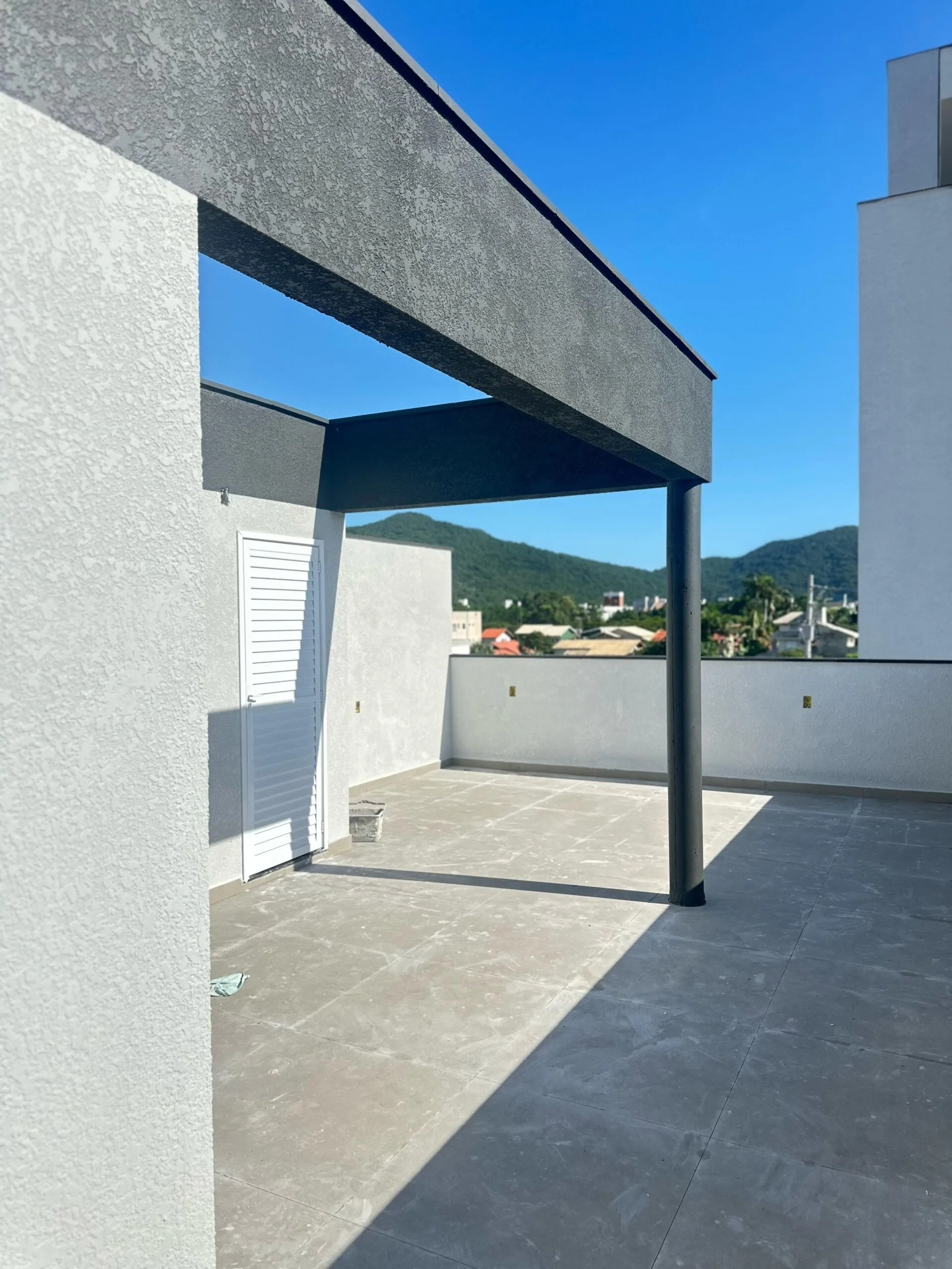 Gaivotas Ingleses: Premium Triplex with Rooftop Terrace in Florianópolis