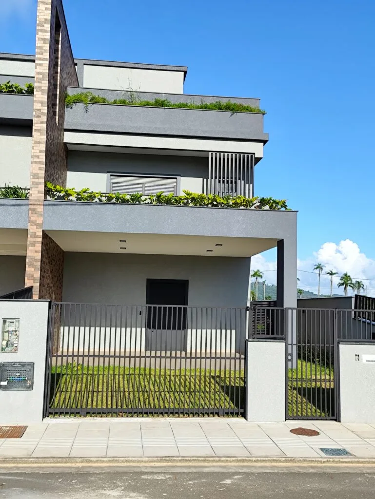 Real Parque Novo Norte: Premium Townhouse with Private Pool in Florianópolis