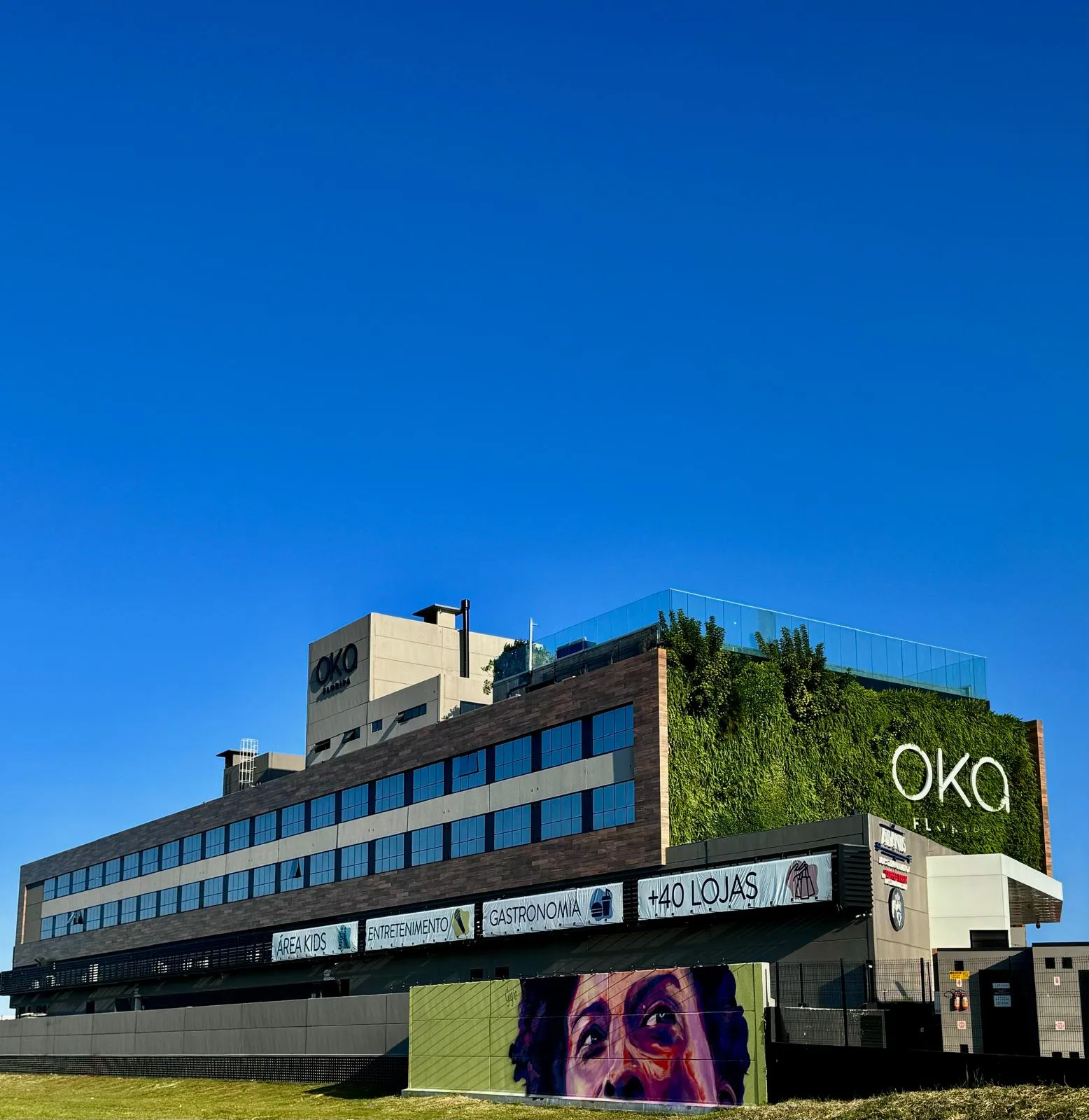 Contemporary Studio with Rooftop Pool in Florianópolis