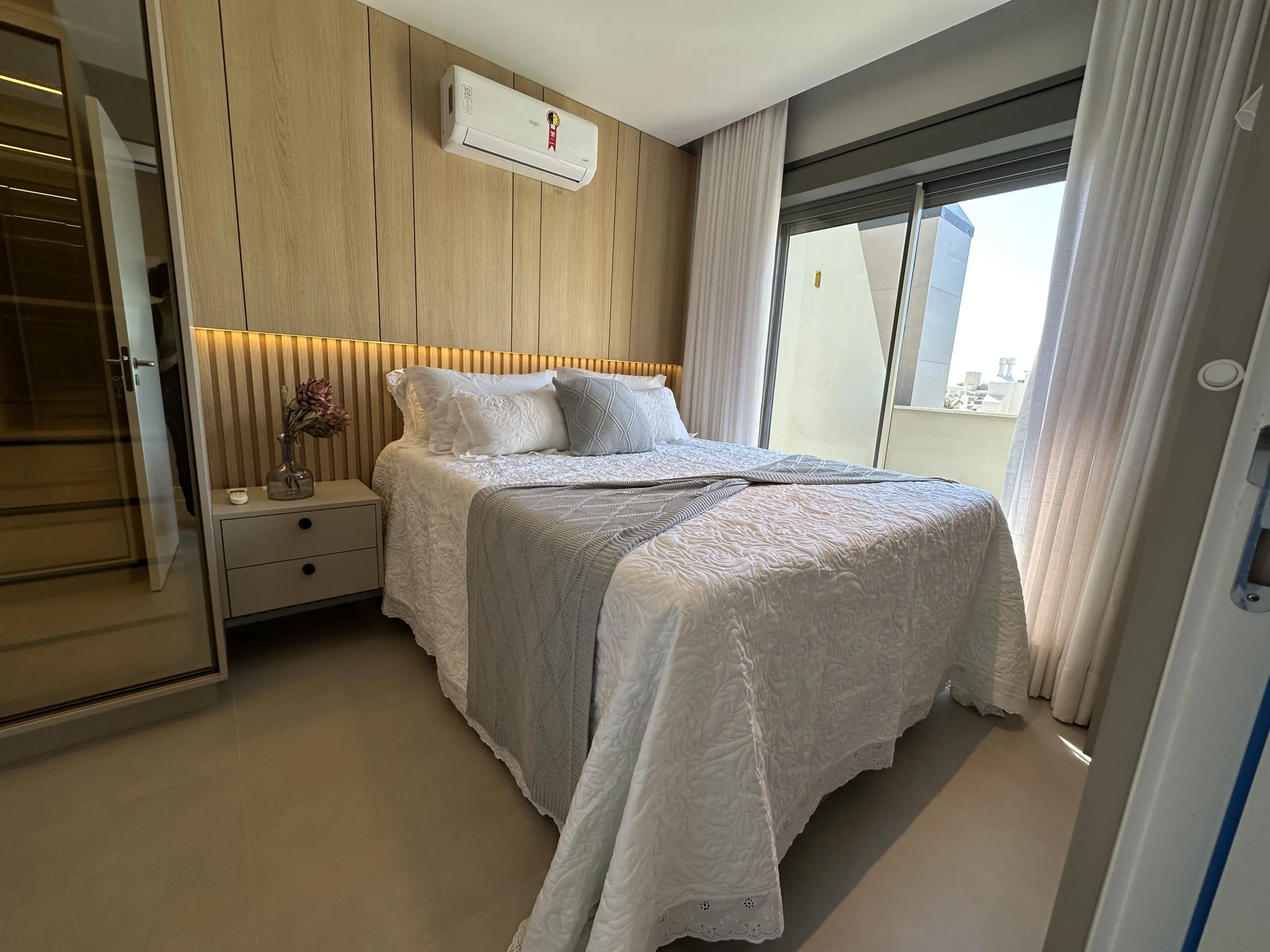 Residência Contemporânea com Piscina Aquecida em Florianópolis