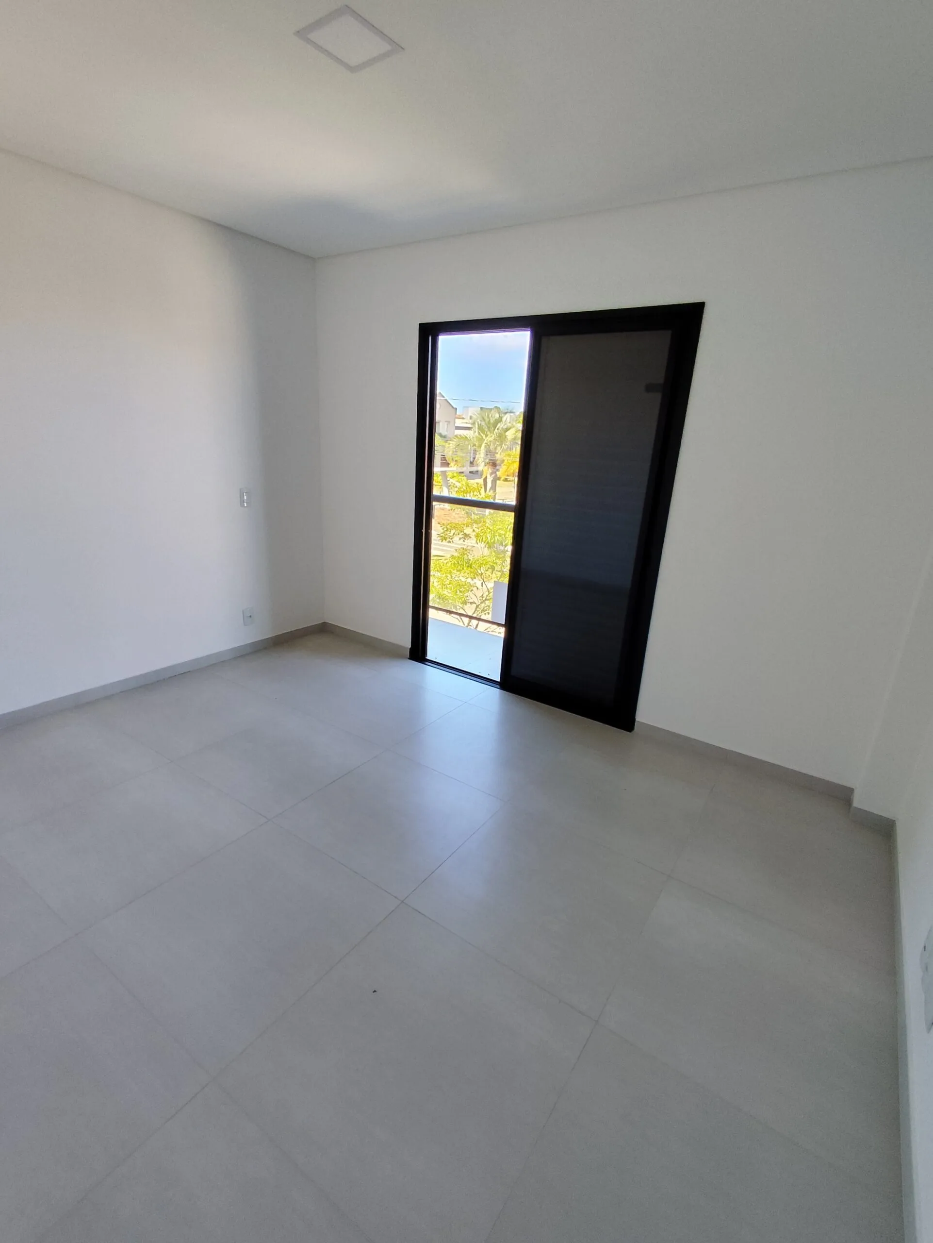 Smart-Invest House: Contemporary Residence with Private Garden in Florianópolis