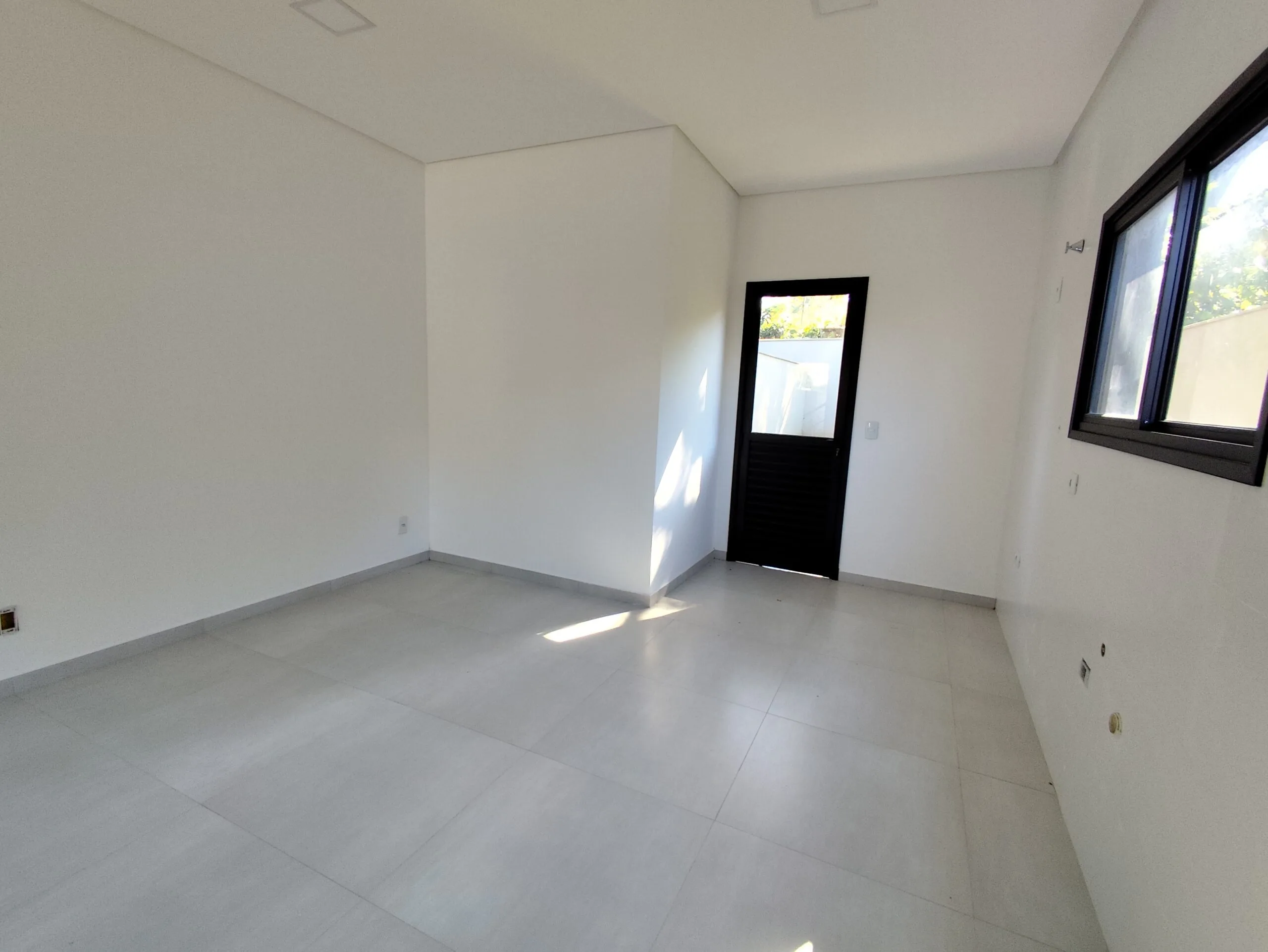 Smart-Invest House: Contemporary Residence with Private Garden in Rio Vermelho