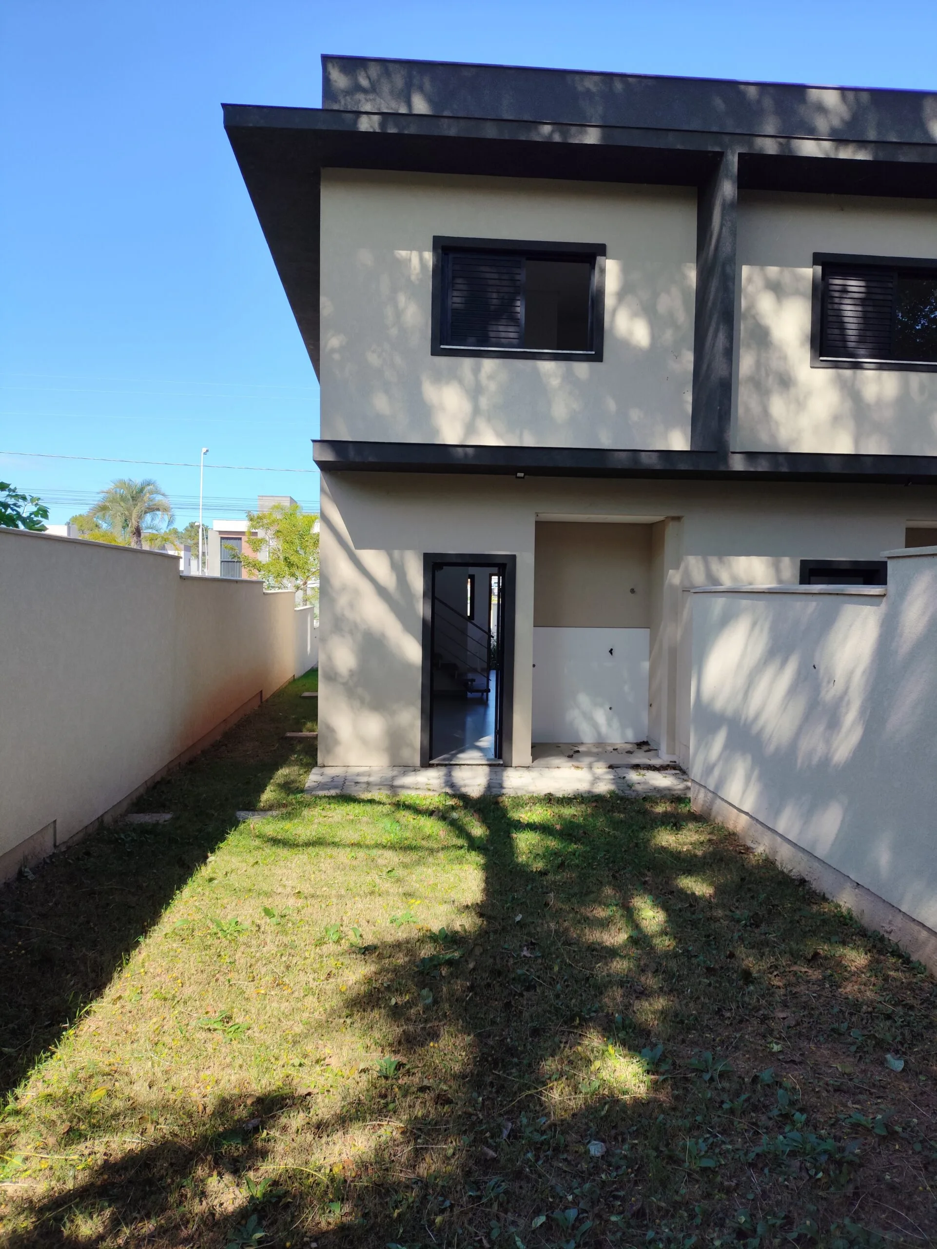 Smart-Invest House: Contemporary Residence with Private Garden in Rio Vermelho