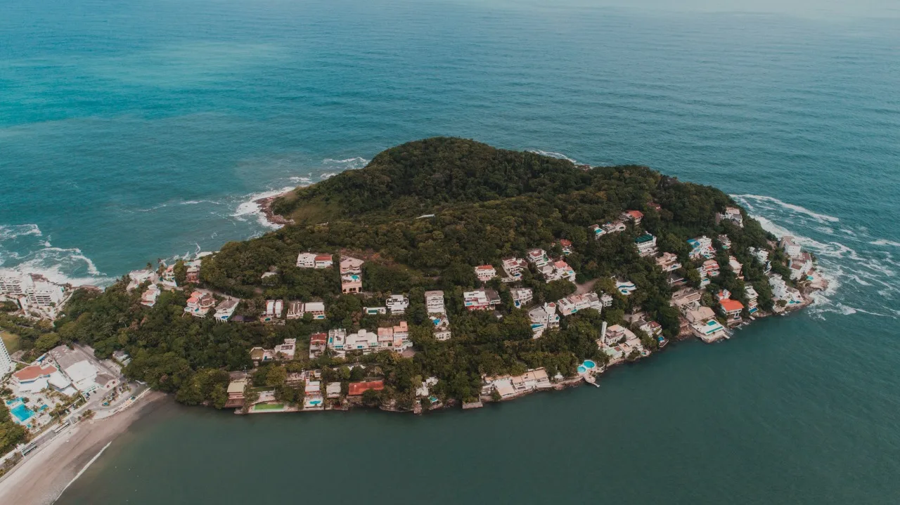 Condomínio Península: Ultra-Luxury Oceanfront Mansion in Enseada