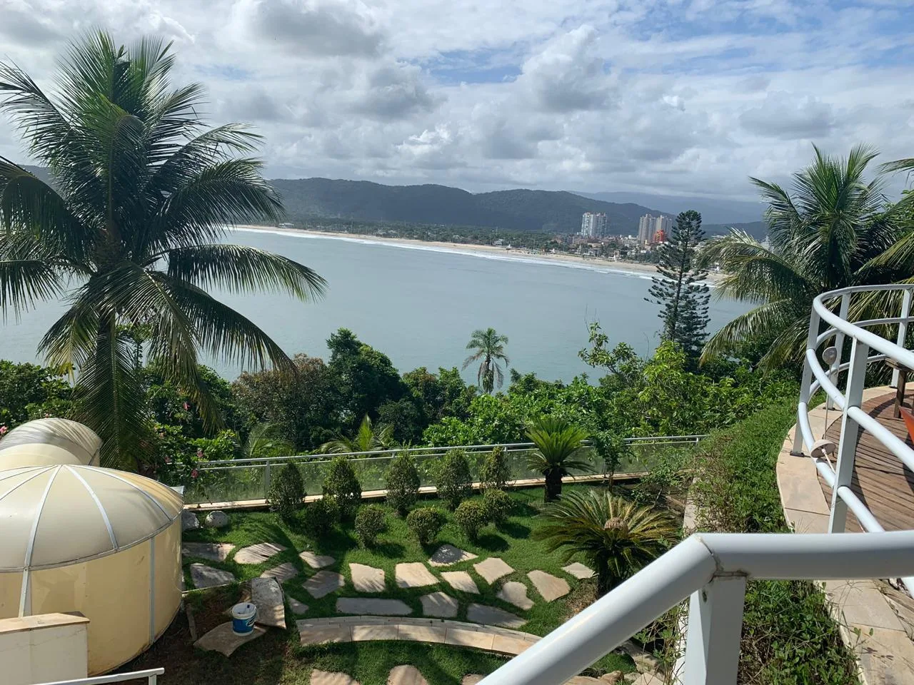 Condomínio Península: Ultra-Luxury Oceanfront Mansion in Enseada