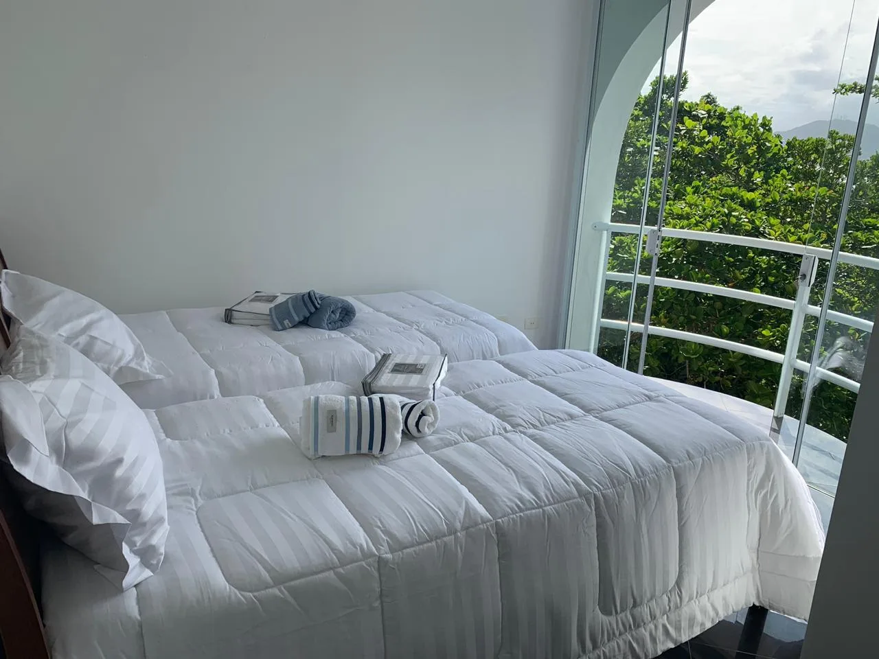 Condomínio Península: Ultra-Luxury Oceanfront Mansion in Enseada