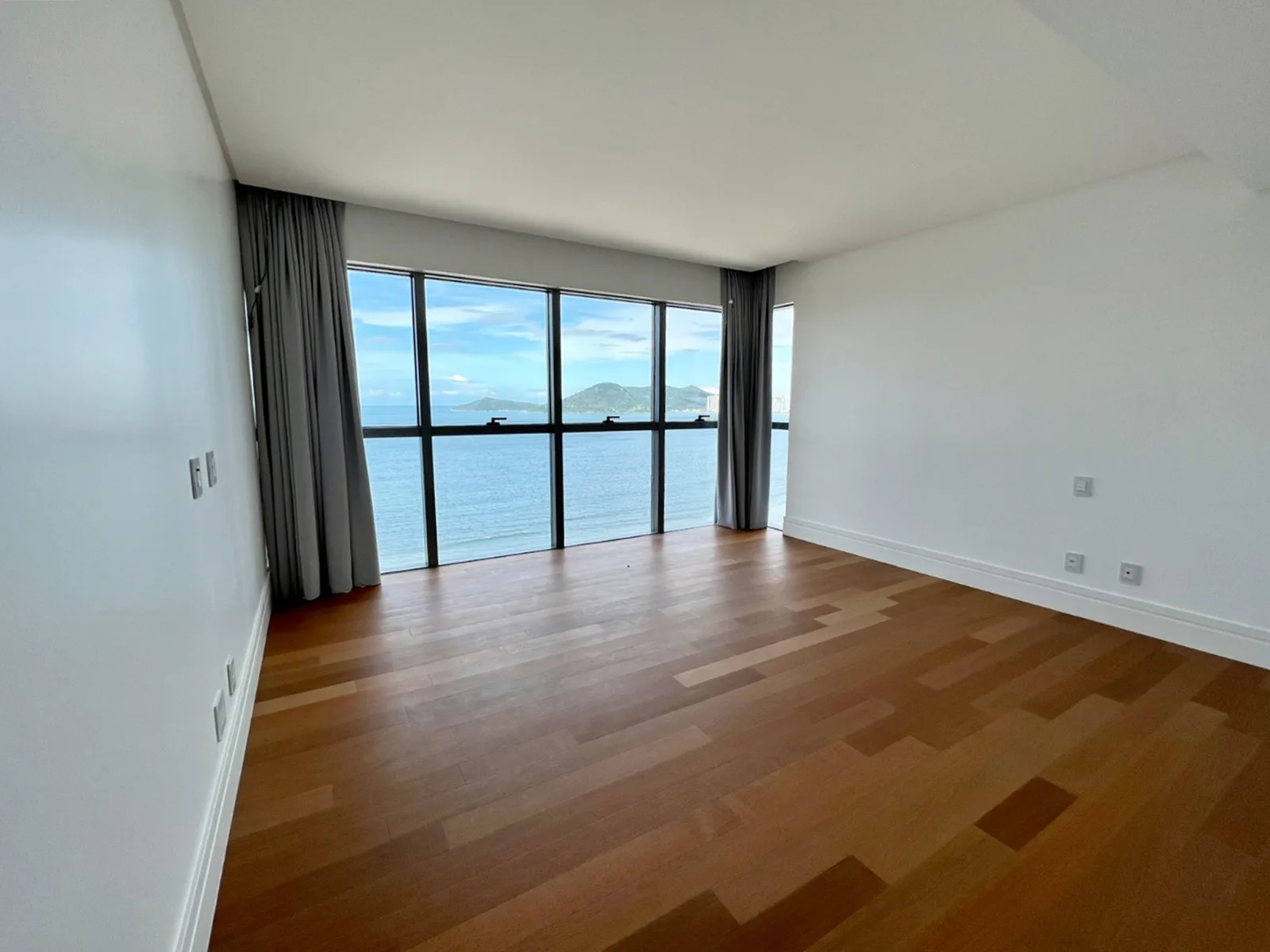 Splendido by Cechinel: Ultra-Luxury Oceanfront Residence in Centro