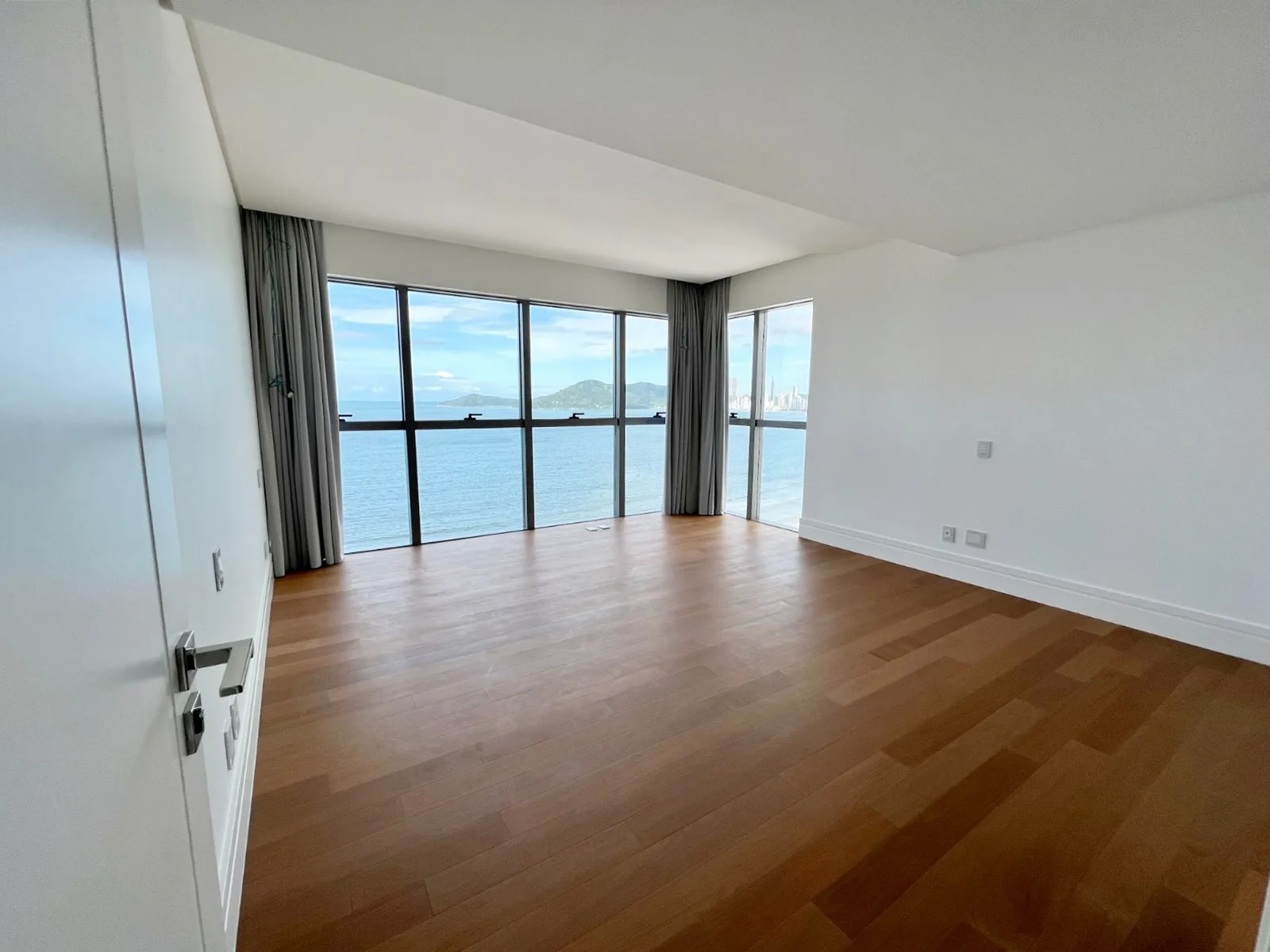 Splendido by Cechinel: Ultra-Luxury Oceanfront Residence in Centro