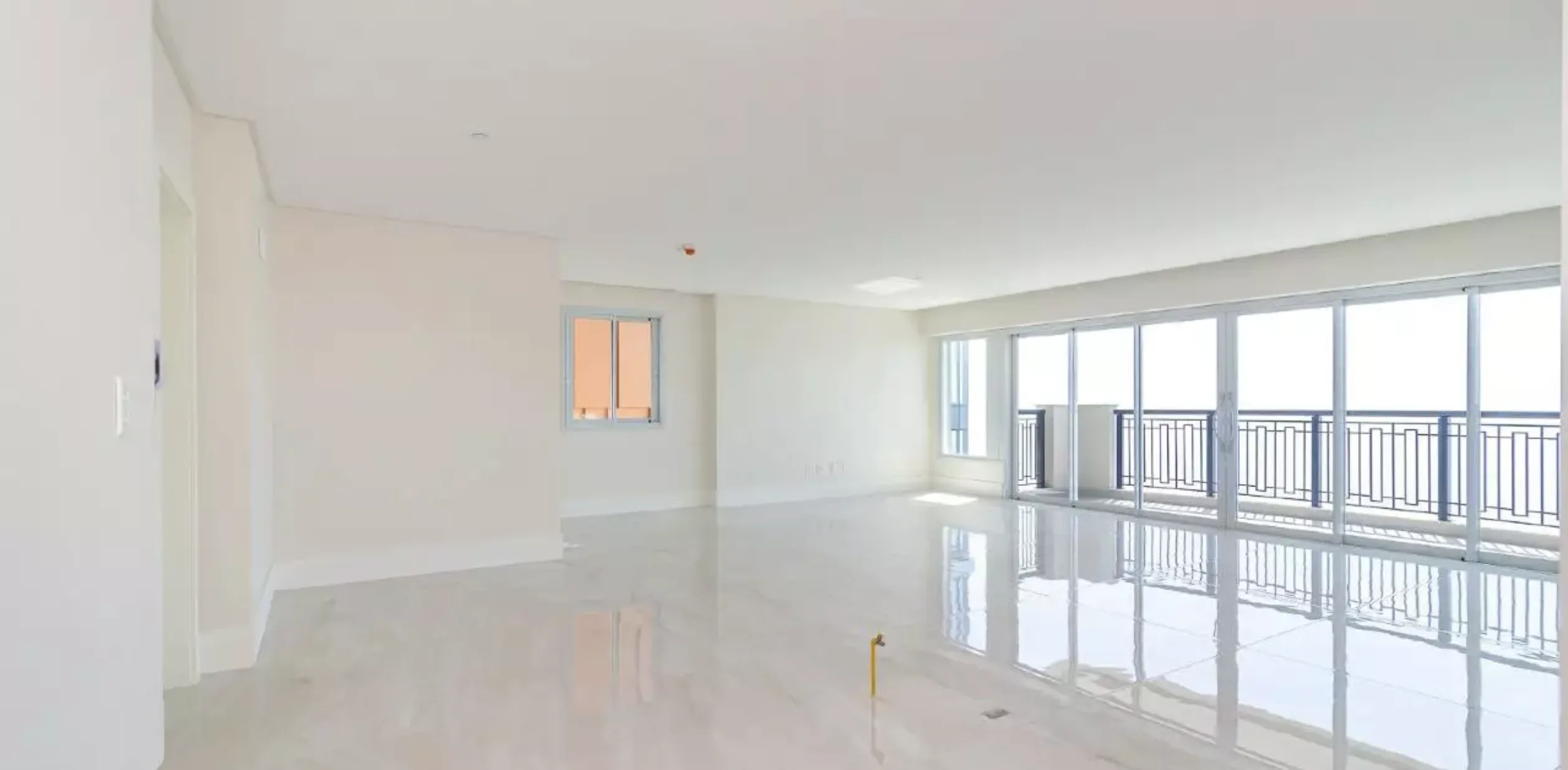 Aurora Exclusive Home: Ultra-Luxury Apartment with Oceanfront Balcony in Avenida Atlântica
