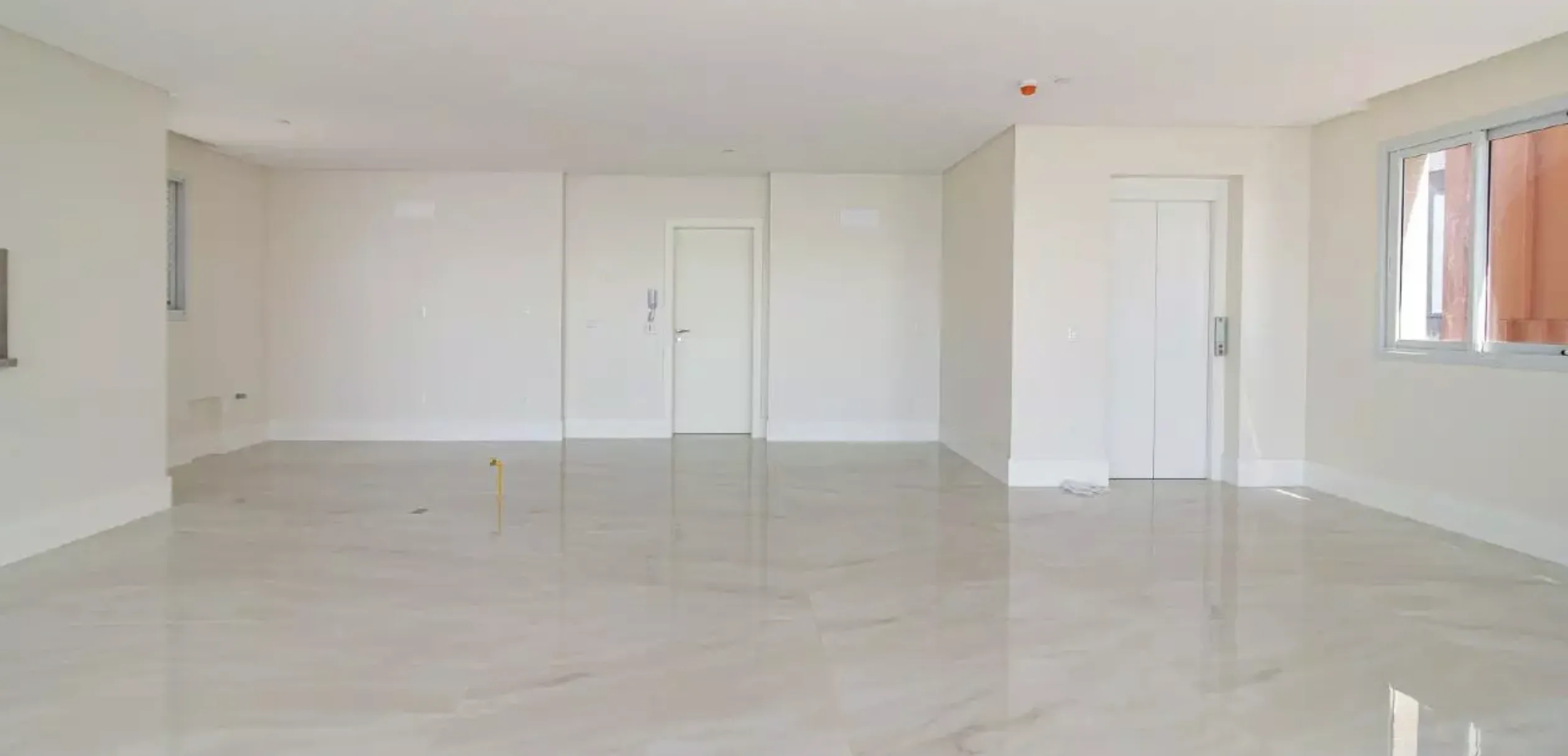 Aurora Exclusive Home: Ultra-Luxury Apartment with Oceanfront Balcony in Avenida Atlântica