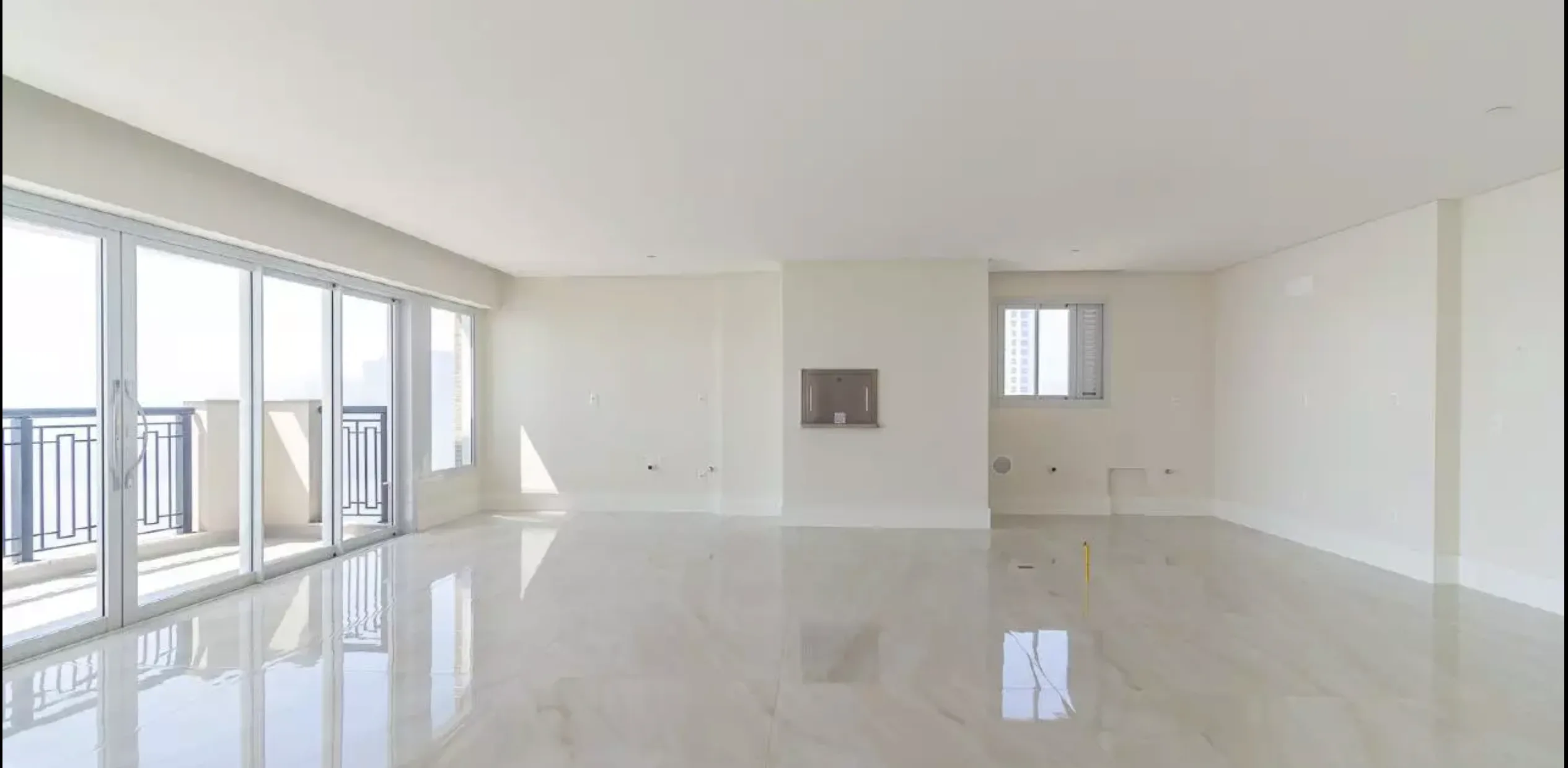 Aurora Exclusive Home: Ultra-Luxury Apartment with Oceanfront Balcony in Avenida Atlântica