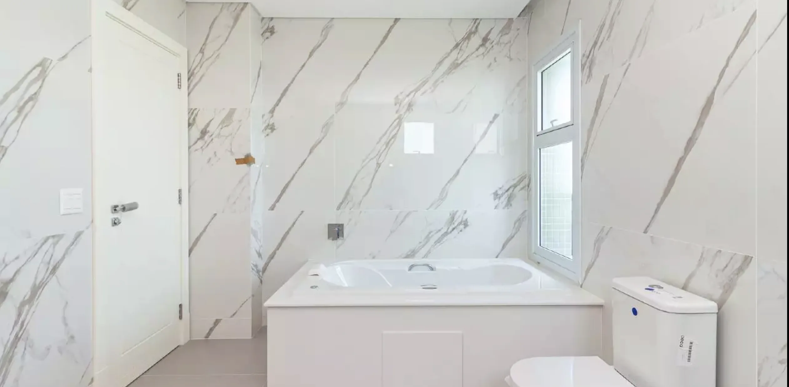 Aurora Exclusive Home: Ultra-Luxury Apartment with Oceanfront Balcony in Avenida Atlântica