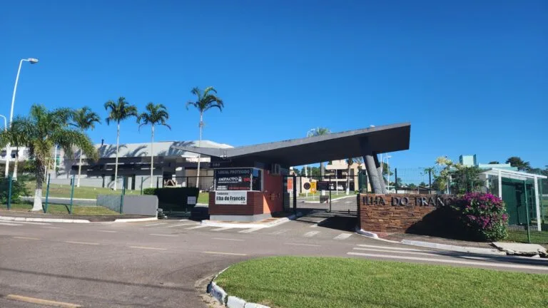 Premium Residence with Private Garden in Rio Vermelho — Rio Vermelho, Florianópolis
