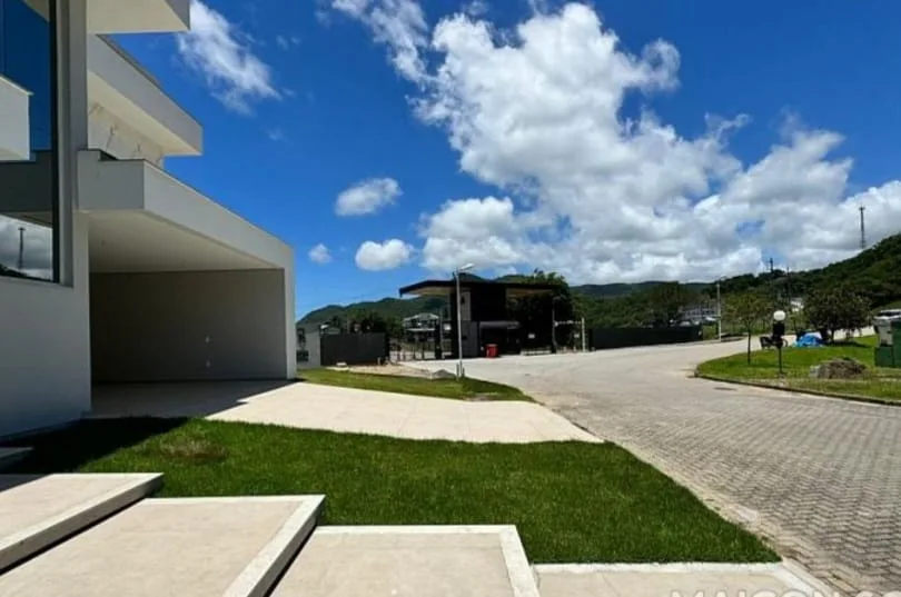 Contemporary Luxury House with Private Pool in Florianópolis