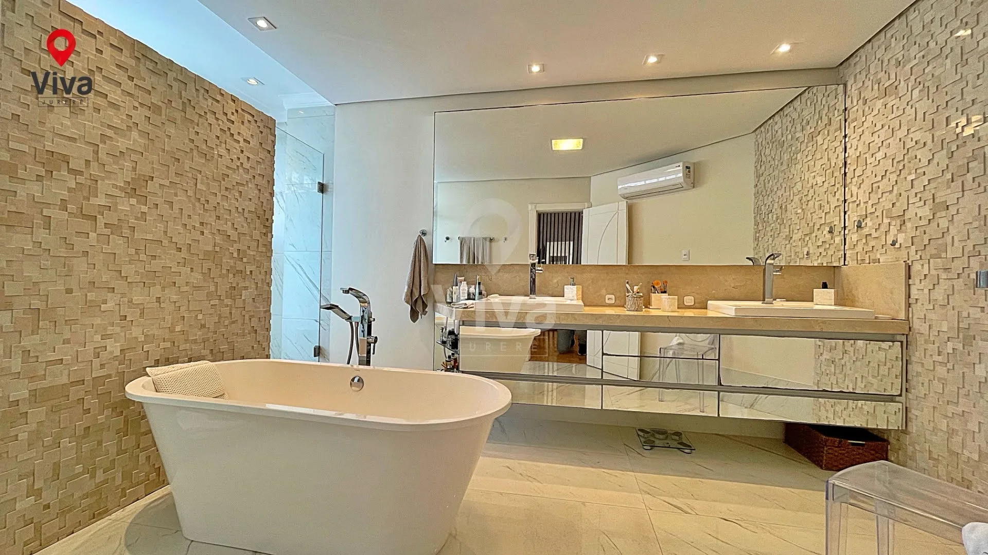 Jurerê Internacional: Ultra-Luxury Beachside House in Florianópolis