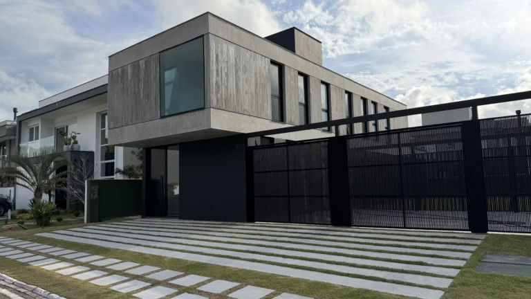 Brutalist-Style Smart Home with Private Garden in Rio Vermelho — Rio Vermelho, Florianópolis