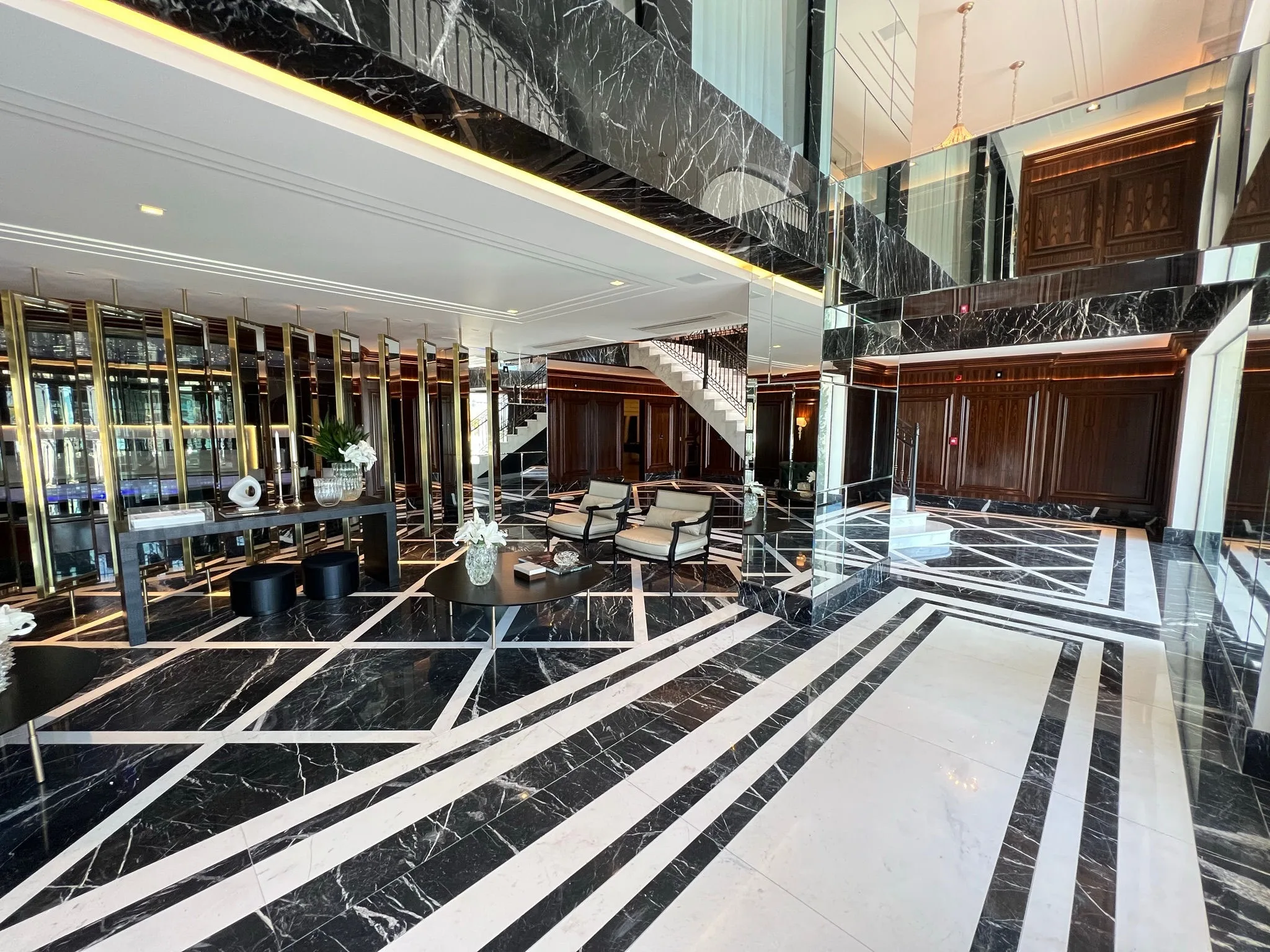 CNA Cartier Residence: Ultra-Luxury Oceanfront Apartment in Meia Praia