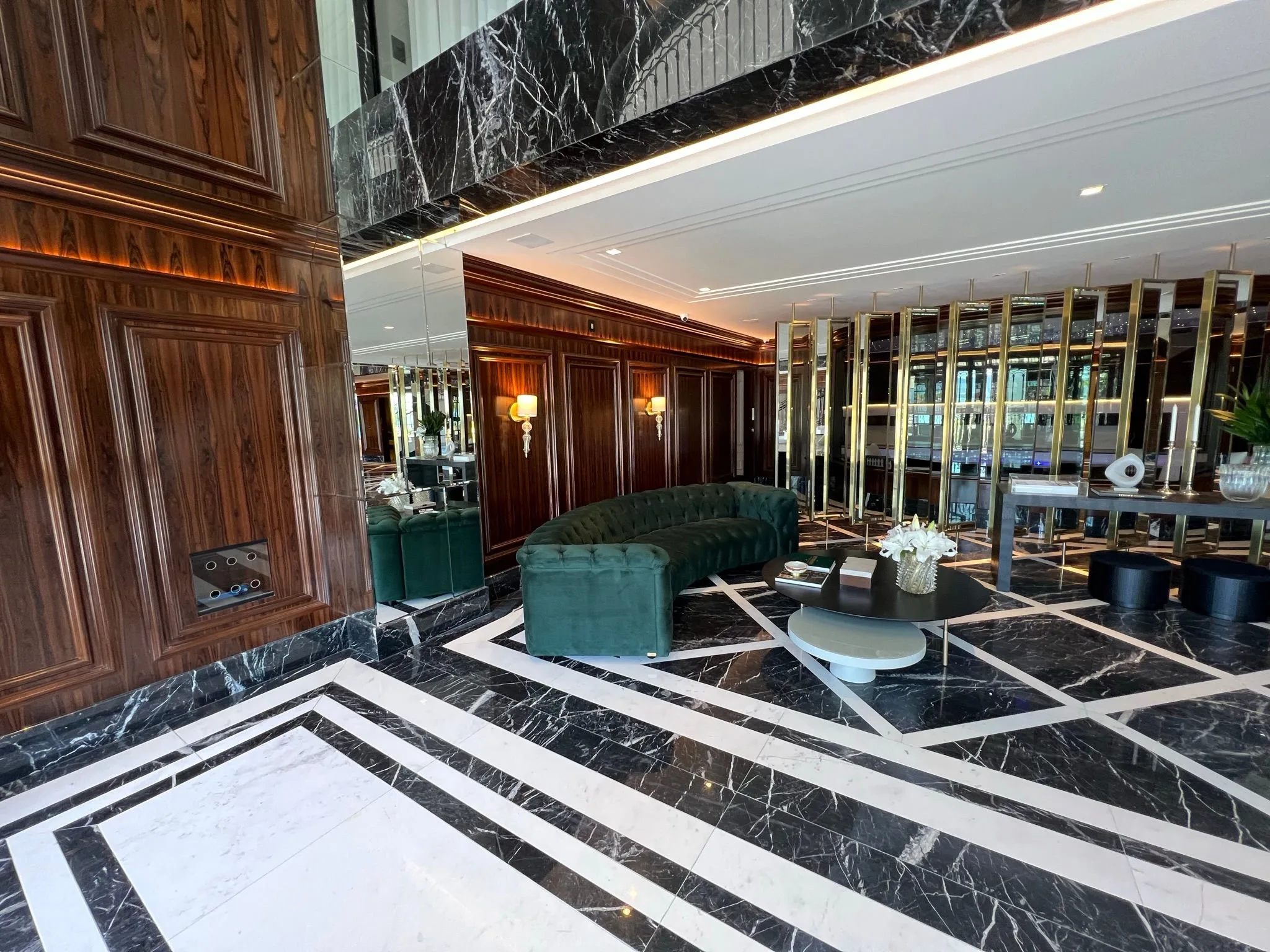CNA Cartier Residence: Ultra-Luxury Oceanfront Apartment in Meia Praia