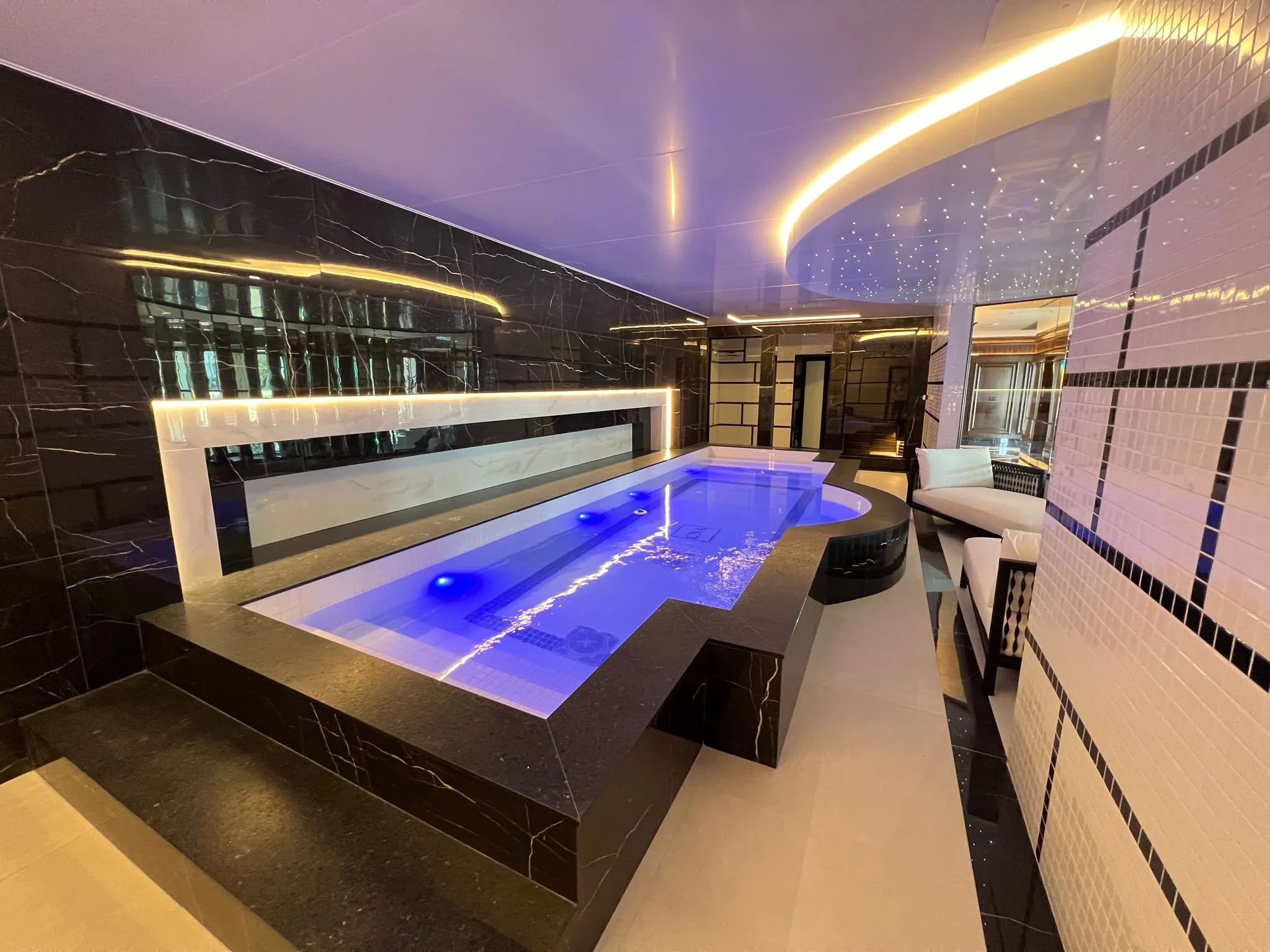 CNA Cartier Residence: Ultra-Luxury Oceanfront Apartment in Meia Praia