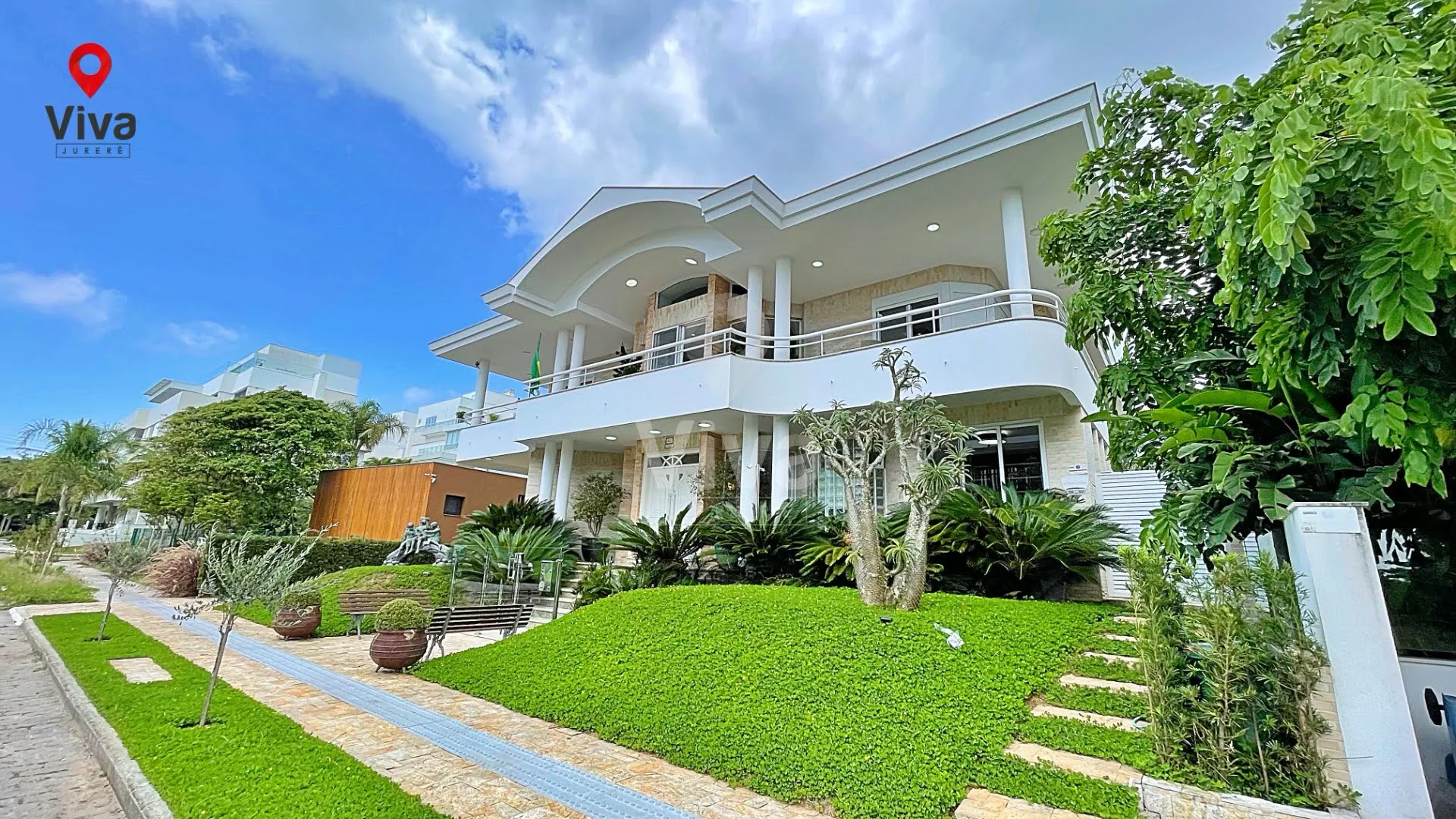 Jurerê Internacional: Ultra-Luxury Beachside House in Florianópolis