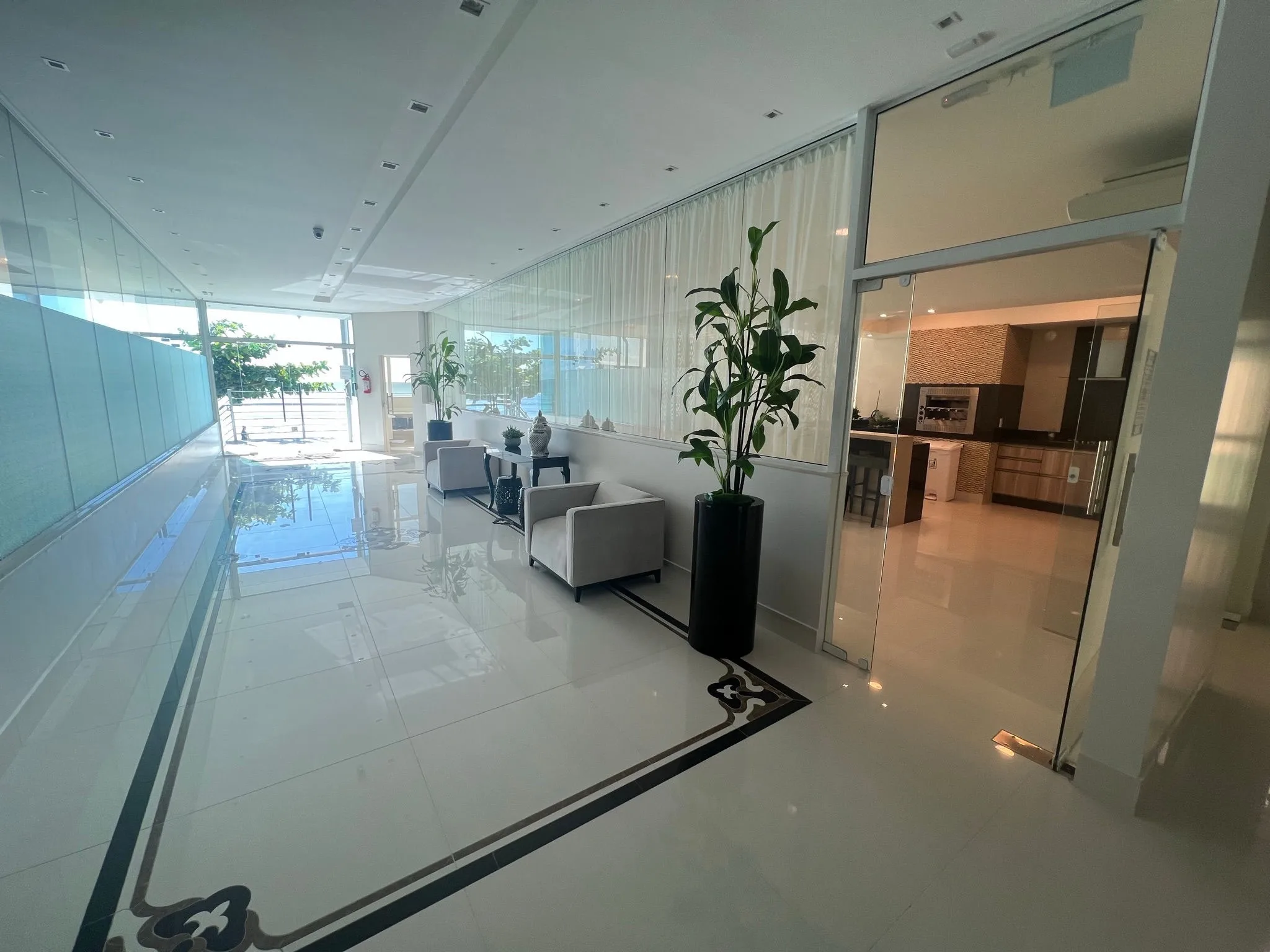 Palazzo Del Mare: Luxury Oceanfront Residence in Meia Praia