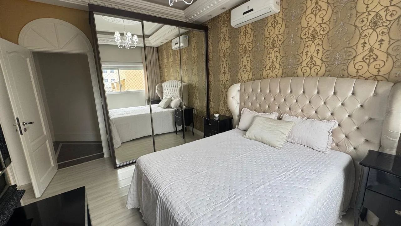 Ville de France: Luxury Oceanfront Apartment in Meia Praia