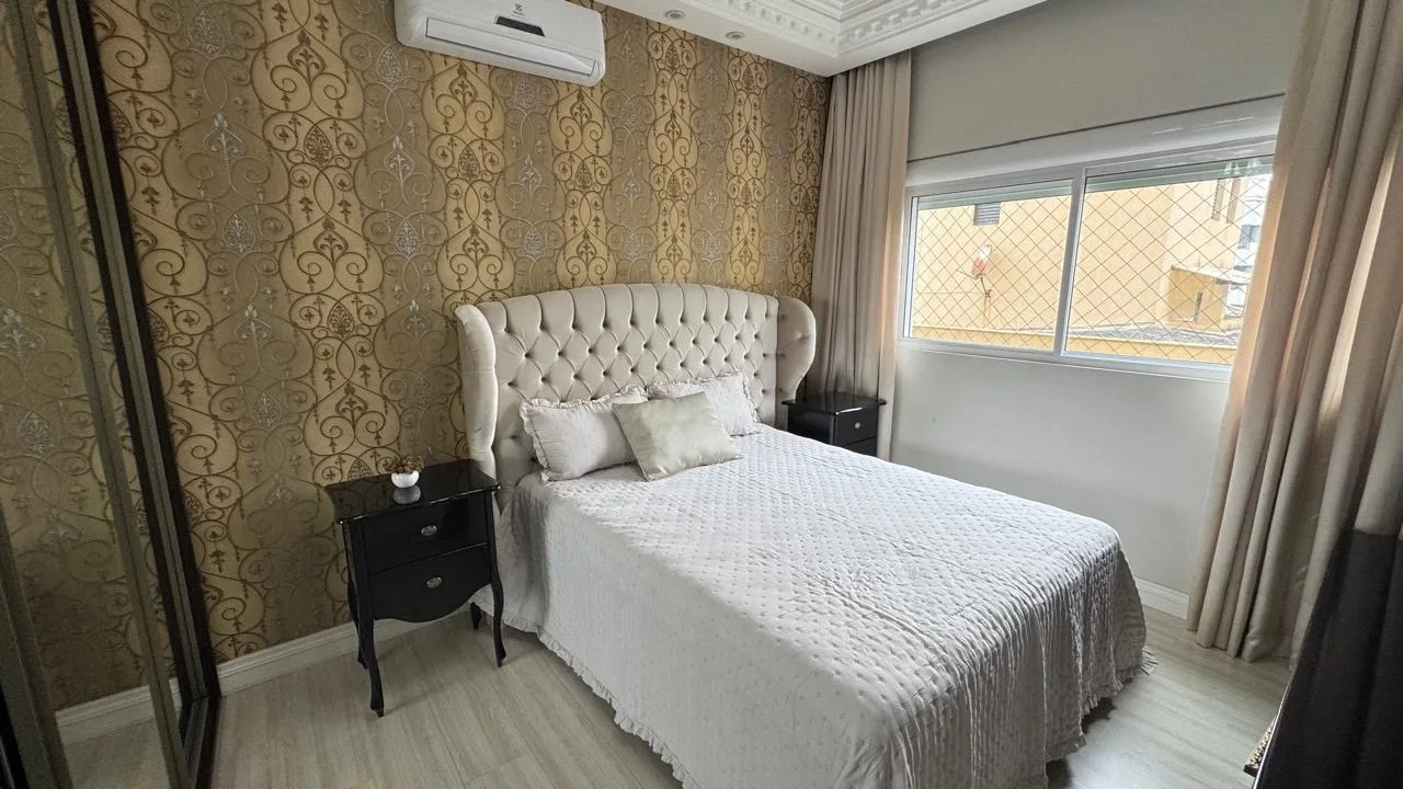 Ville de France: Luxury Oceanfront Apartment in Meia Praia