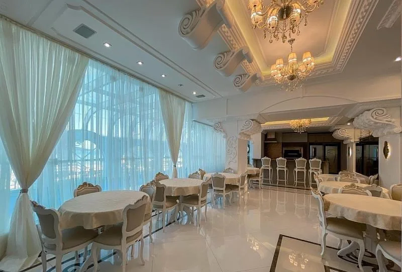 Ville de France: Luxury Oceanfront Apartment in Meia Praia