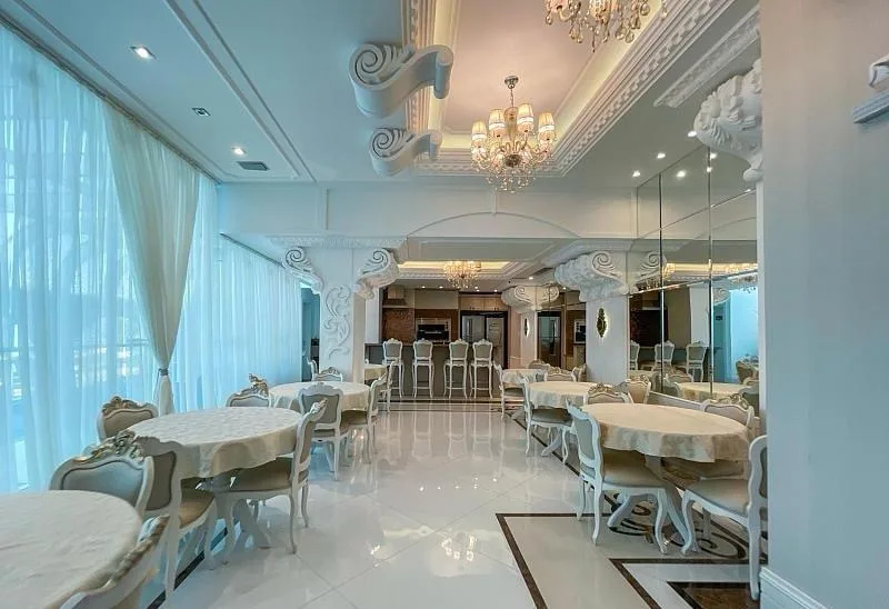 Ville de France: Luxury Oceanfront Apartment in Meia Praia