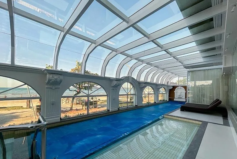 Ville de France: Luxury Oceanfront Apartment in Meia Praia