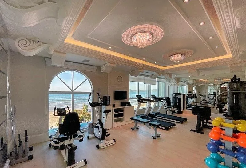 Ville de France: Luxury Oceanfront Apartment in Meia Praia