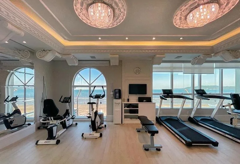 Ville de France: Luxury Oceanfront Apartment in Meia Praia
