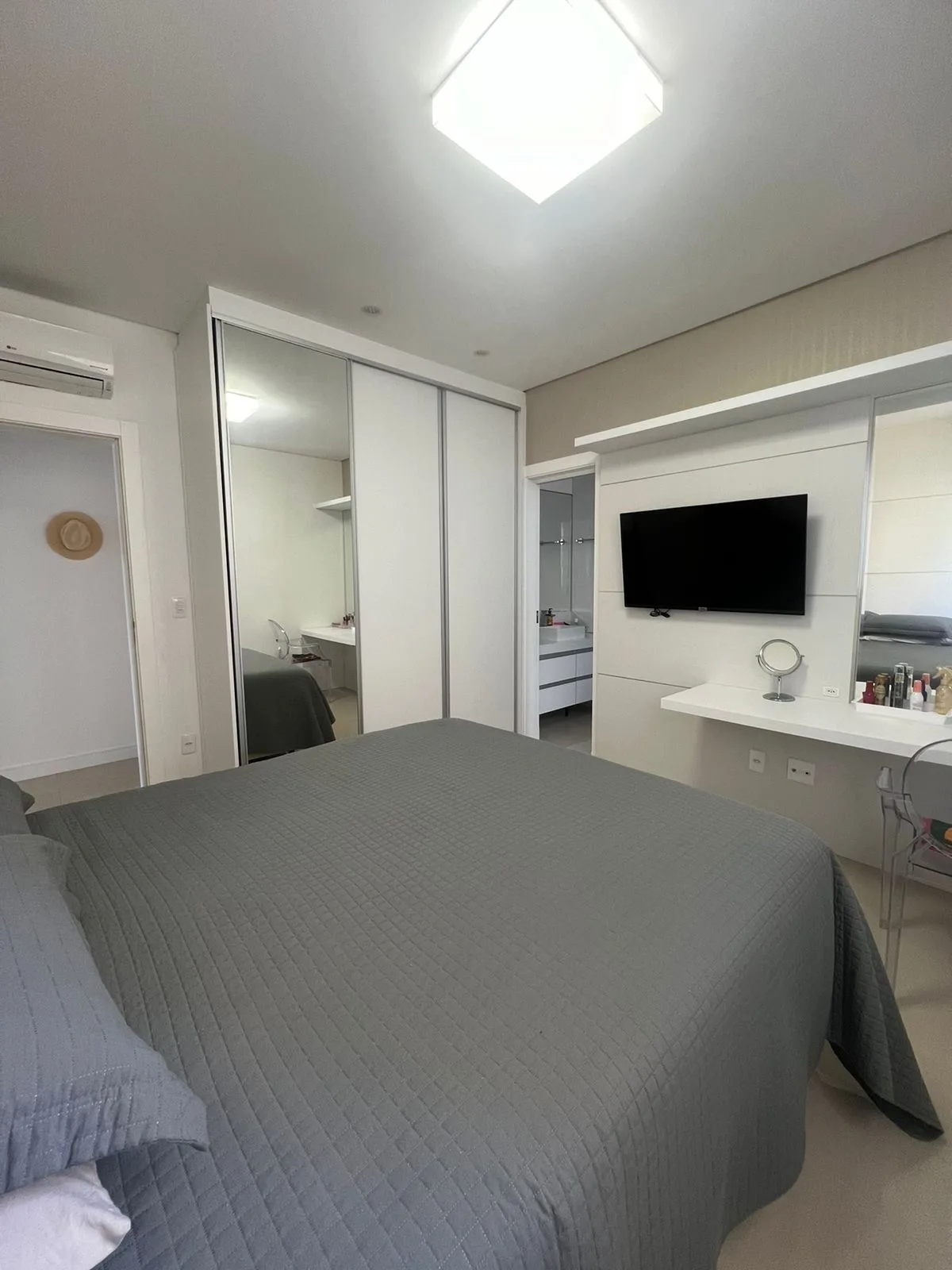 Infinity Blue: Luxury Oceanfront Apartment in Centro