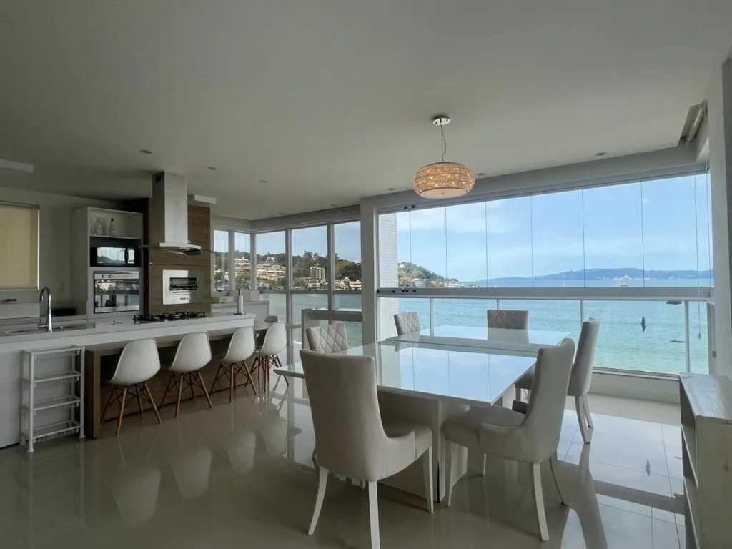 Infinity Blue: Luxury Oceanfront Apartment in Centro