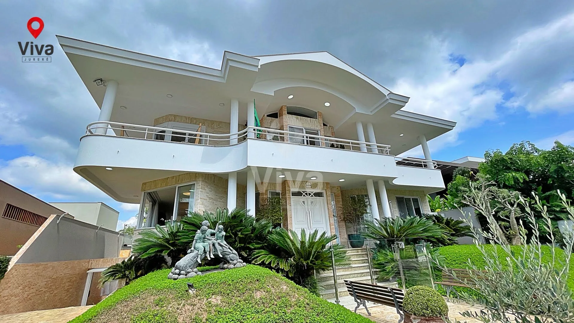Jurerê Internacional: Ultra-Luxury Beachside House in Florianópolis