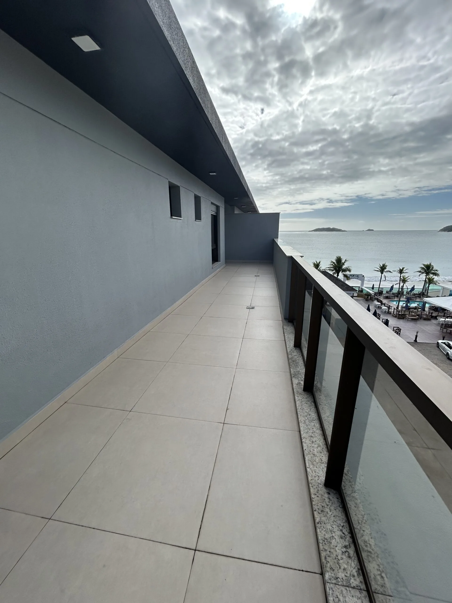 Belvedere Beach Garden: Luxury Penthouse with Ocean Views in Ingleses