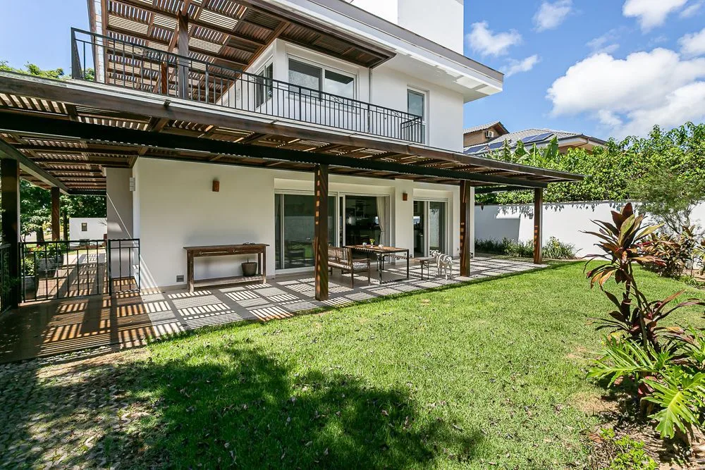 Porto da Lagoa: Ultra-Luxury Residence with Lagoon Vistas in Lagoa da Conceição