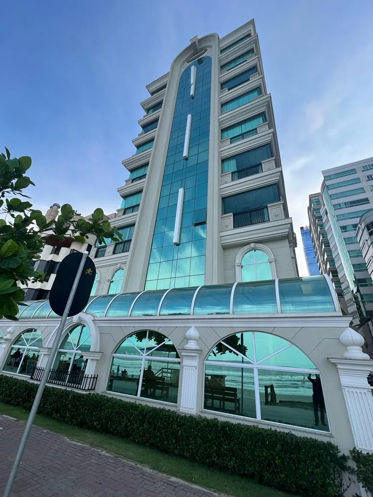 Ville de France: Luxury Oceanfront Apartment in Itapema