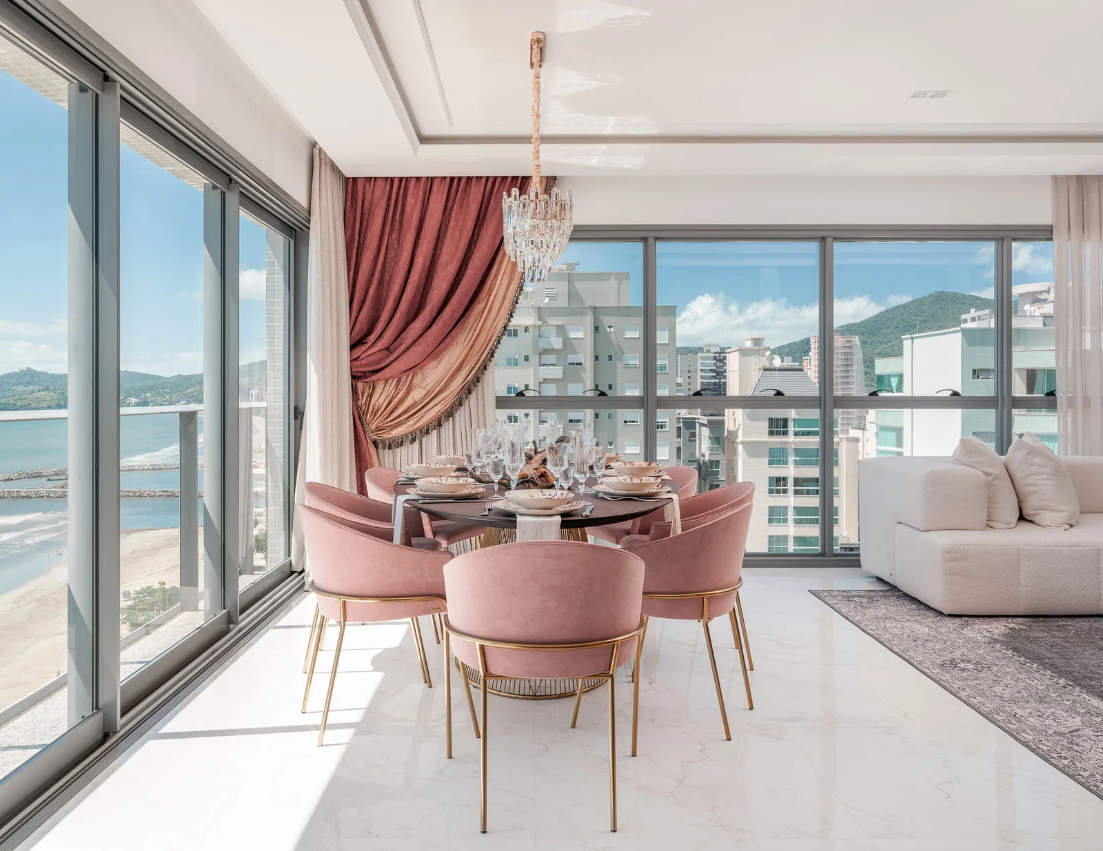 Francisco I Residencial: Ultra-Luxury House with Private Floor in Itapema