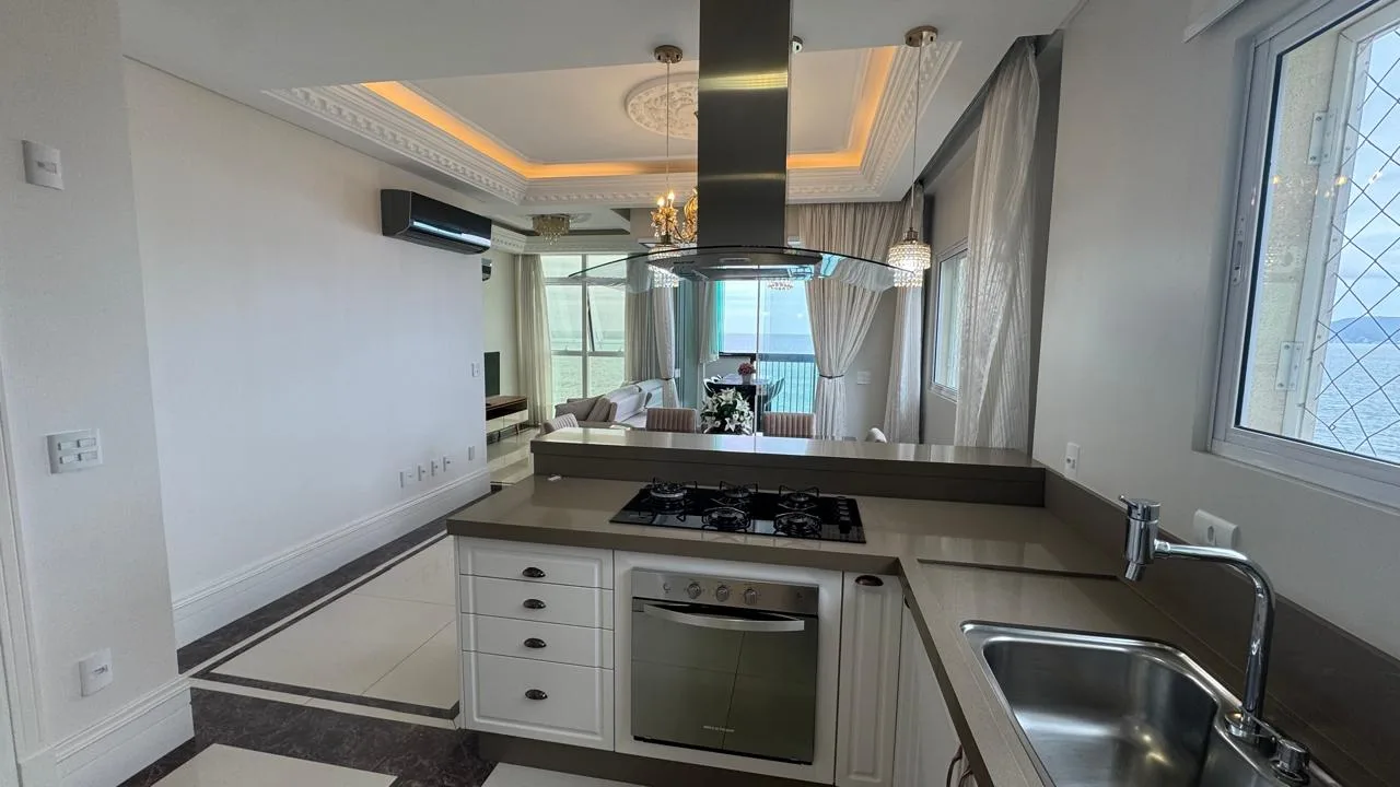 Ville de France: Luxury Oceanfront Apartment in Itapema