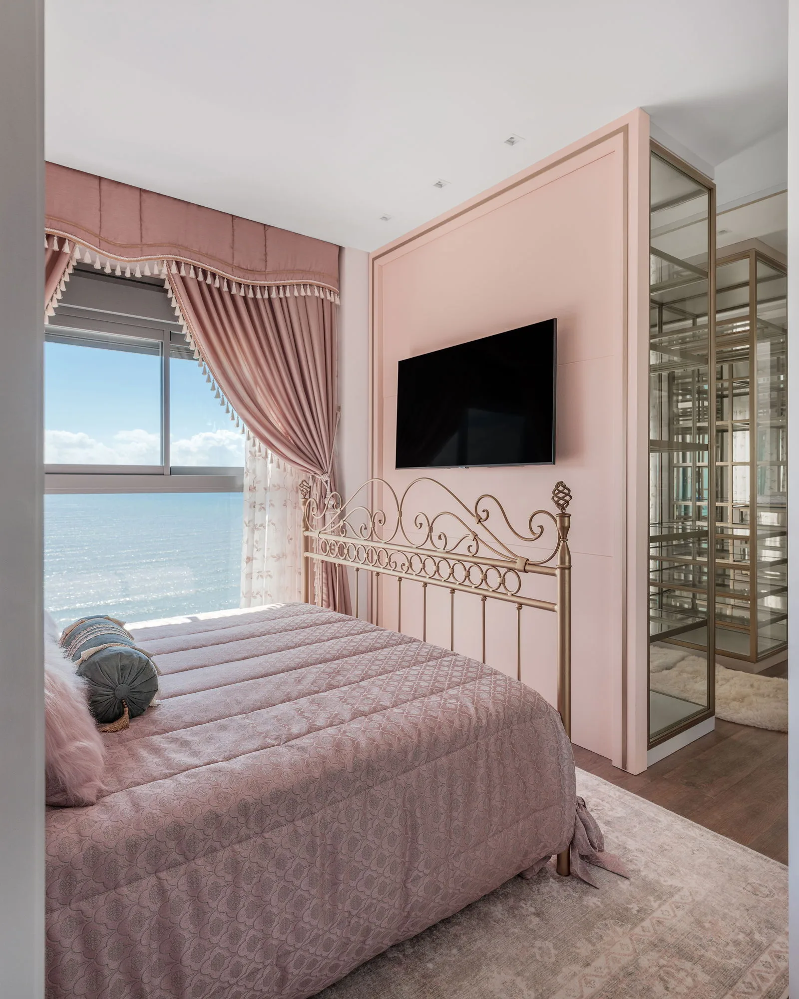 Francisco I Residencial: Ultra-Luxury House with Private Floor in Itapema